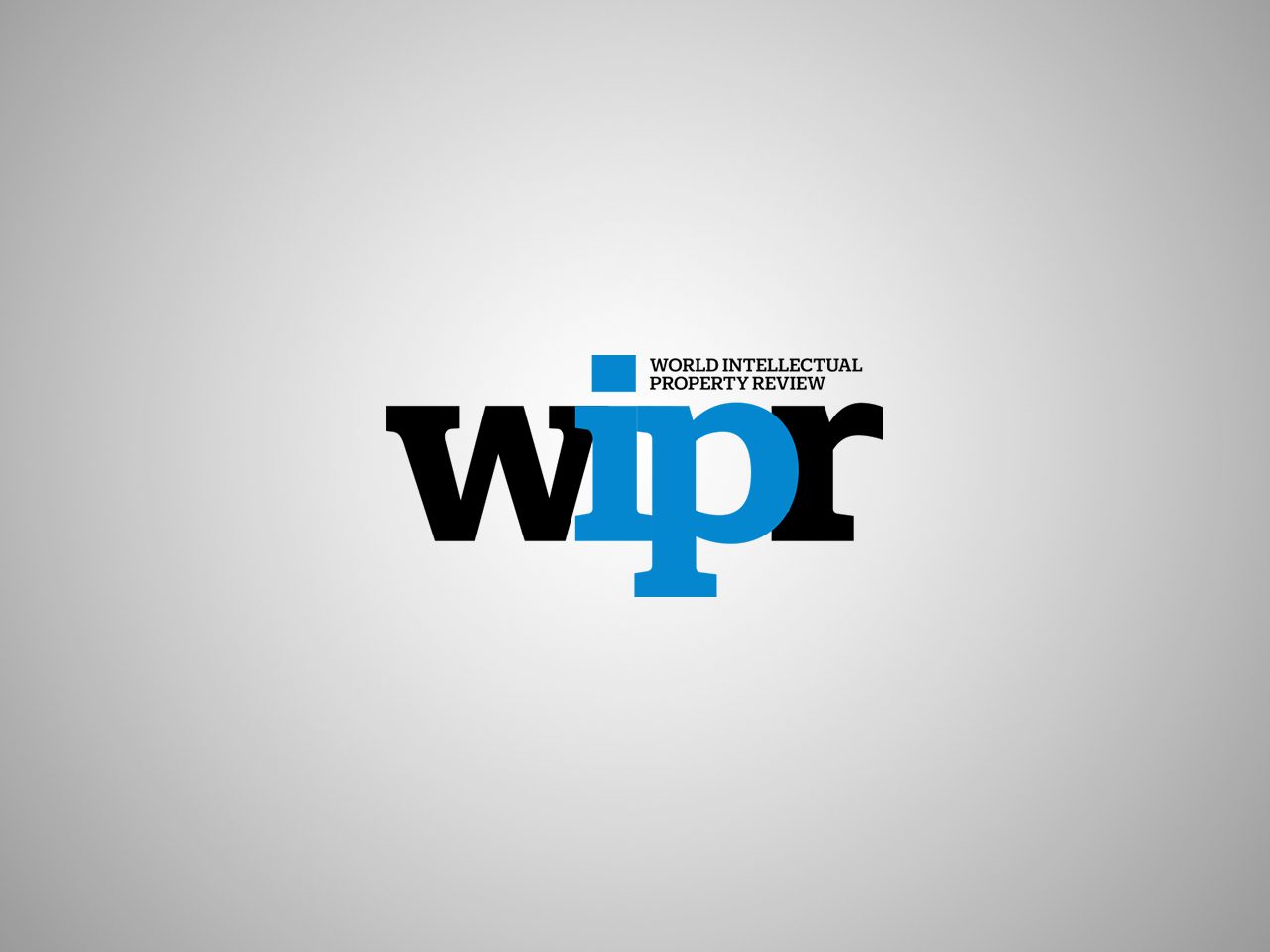 Logo du World Intellectual Property Review (WIPR) avec les lettres WIPR en noir et bleu sur un fond gris dégradé.