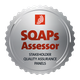 Sceau argenté circulaire avec logo rouge et le texte « SQAPs Assessor » et en dessous « Stakeholder Quality Assurance Panels ».