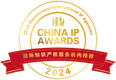 Premio China IP Awards 2024 con badge rosso e scritte in cinese, simbolo IP e testo in oro su sfondo blu.