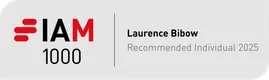 Ein Empfehlungssiegel mit "IAM 1000" in Rot und Schwarz, daneben der Name "Laurence Bibow" und die Bezeichnung "Empfohlenes Individuum 2025" auf grauem Hintergrund.