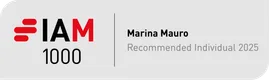 Design di un badge con testo "IAM 1000", nome "Marina Mauro" e descrizione "Recommended Individual 2025" su sfondo grigio chiaro.