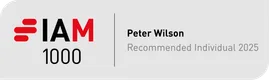 Badge avec la mention "IAM 1000", nom "Peter Wilson", et la recommandation "Recommended Individual 2025" sur fond gris clair.