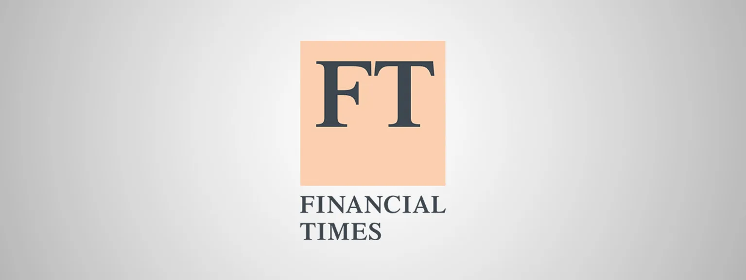 Logo del Financial Times con sfondo grigio chiaro, caratteri neri "FT" in un quadrato salmonato, sotto "Financial Times" in nero.