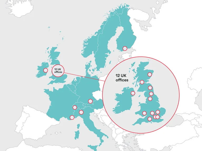 Europakarte in Türkis mit weißen Konturen; rote Kreise markieren 12 UK‑Büros, darunter ein großes Rotkreis-Overlay um Großbritannien.