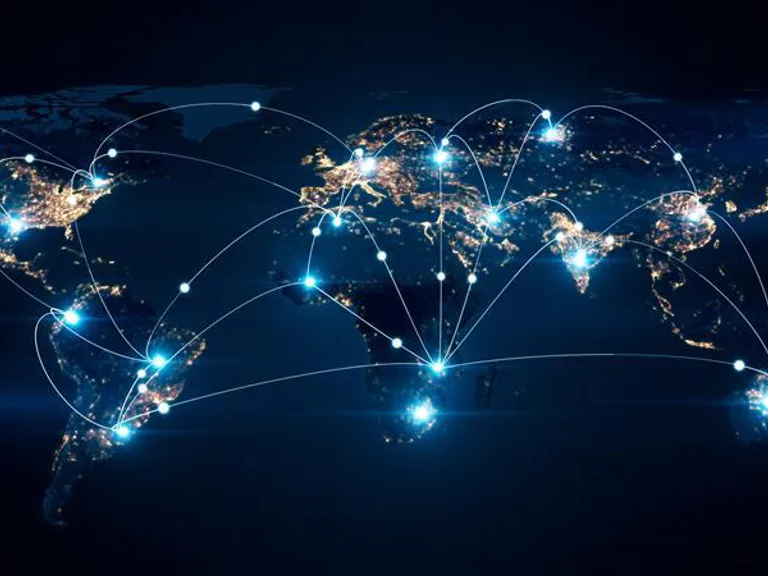 Weltkarte mit leuchtenden Knotenpunkten und verbindenden Linien, die globale Netzwerkkonnektivität zwischen Kontinenten visualisieren.