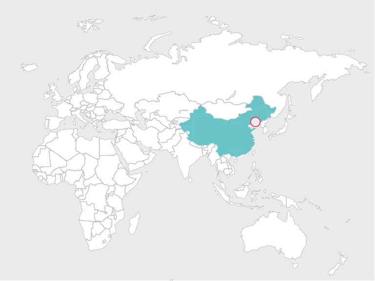 Weltkarte: China in Türkis markiert, Taiwan durch roten Kreis hervorgehoben.