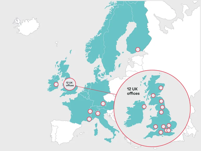 Europakarte in Türkis mit roten Kreisen als Büromarker; Großbritannien im Fokus mit Kreis und der Aufschrift "12 UK offices".